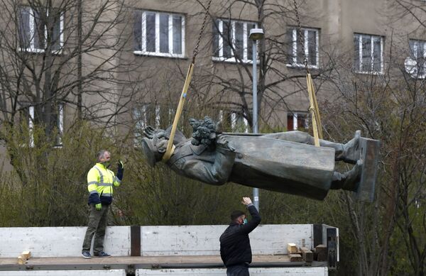 Чехия вступила в ряды памятникоборцев. В Латвии горячие головы охладила экономика Чехия вступила в ряды памятникоборцев. В Латвии горячие головы охладила экономика - Sputnik Латвия