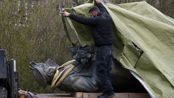 Демонтаж памятника маршалу Коневу в Праге - Sputnik Латвия