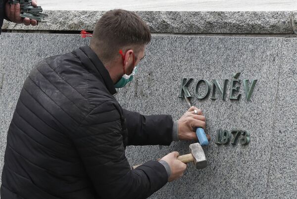Чехия вступила в ряды памятникоборцев. В Латвии горячие головы охладила экономика Чехия вступила в ряды памятникоборцев. В Латвии горячие головы охладила экономика - Sputnik Латвия