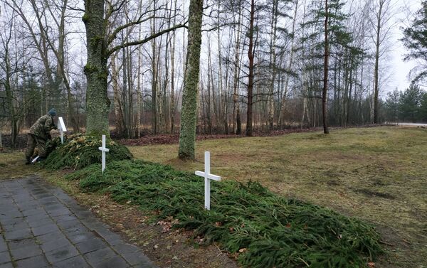 Свежие братские могилы на старом братском кладбище на территории бывшего хутора Силиниеки - Sputnik Латвия