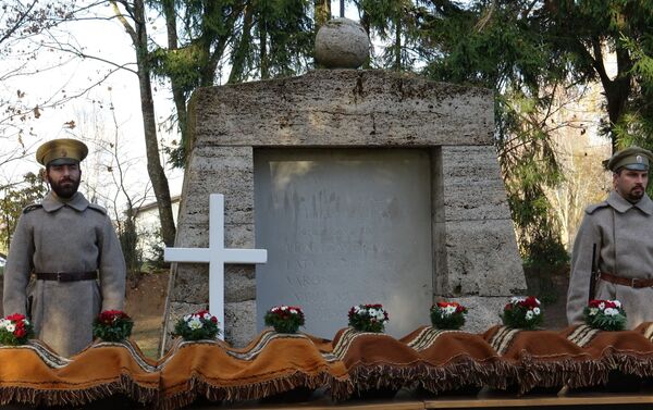 Перезахоронение останков бойцов у памятника с почестями - Sputnik Латвия