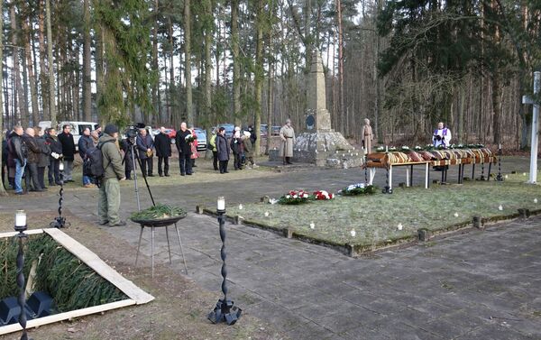 Перезахоронение останков бойцов у памятника с почестями Перезахоронение останков бойцов у памятника с почестями - Sputnik Латвия