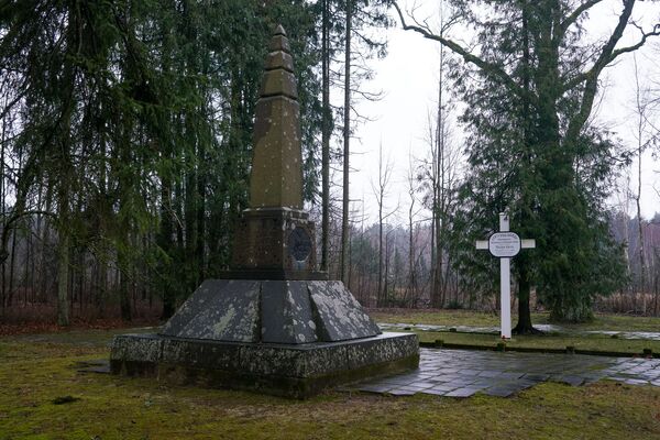 Спите, орлы боевые: что в Латвии происходит с останками героев Первой мировой Спите, орлы боевые: что в Латвии происходит с останками героев Первой мировой - Sputnik Латвия