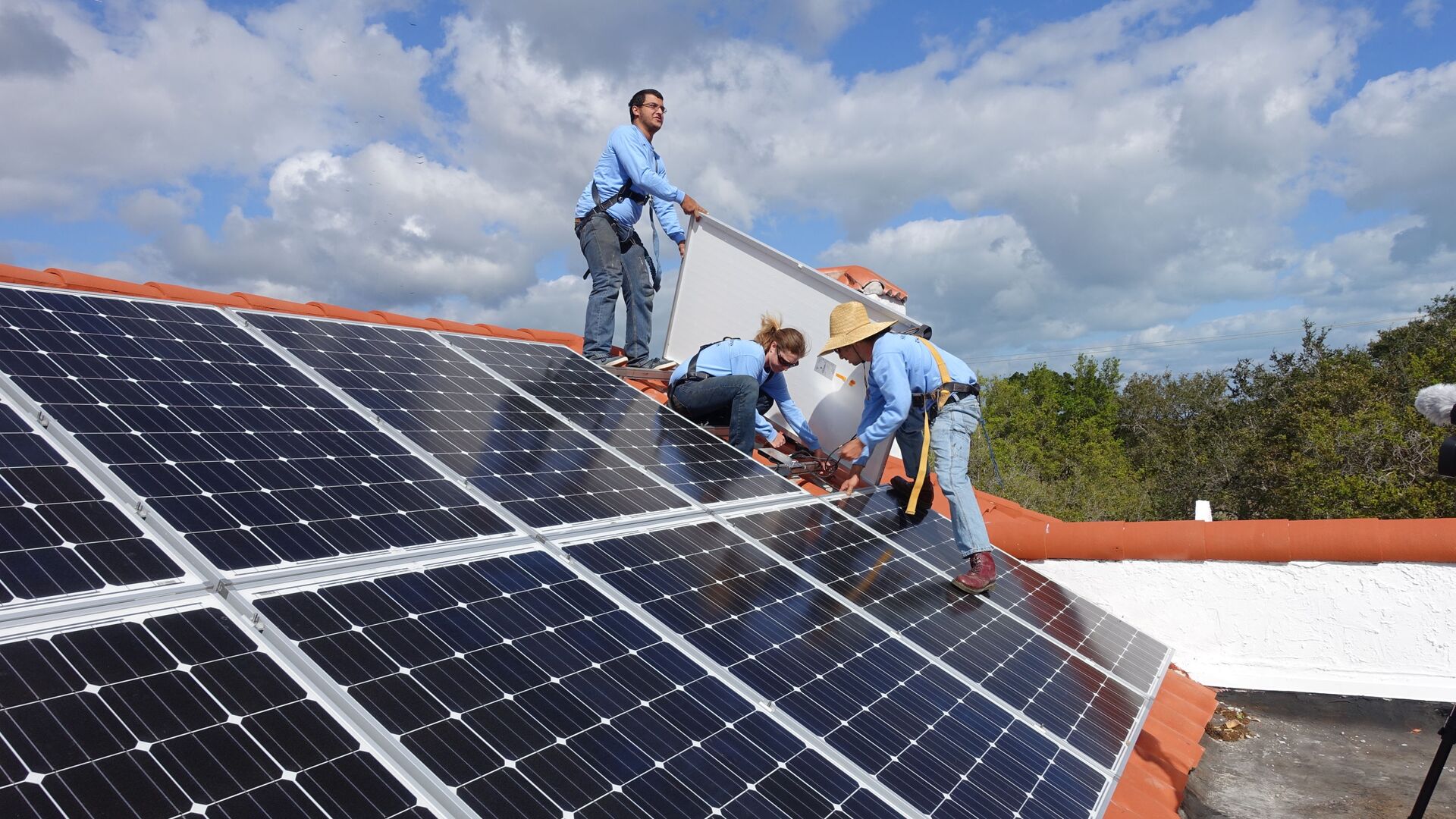 Рабочие устанавливают солнечные батареи на крыше дома в Пальметто Бэй, штат Флорида - Sputnik Латвия, 1920, 22.11.2022