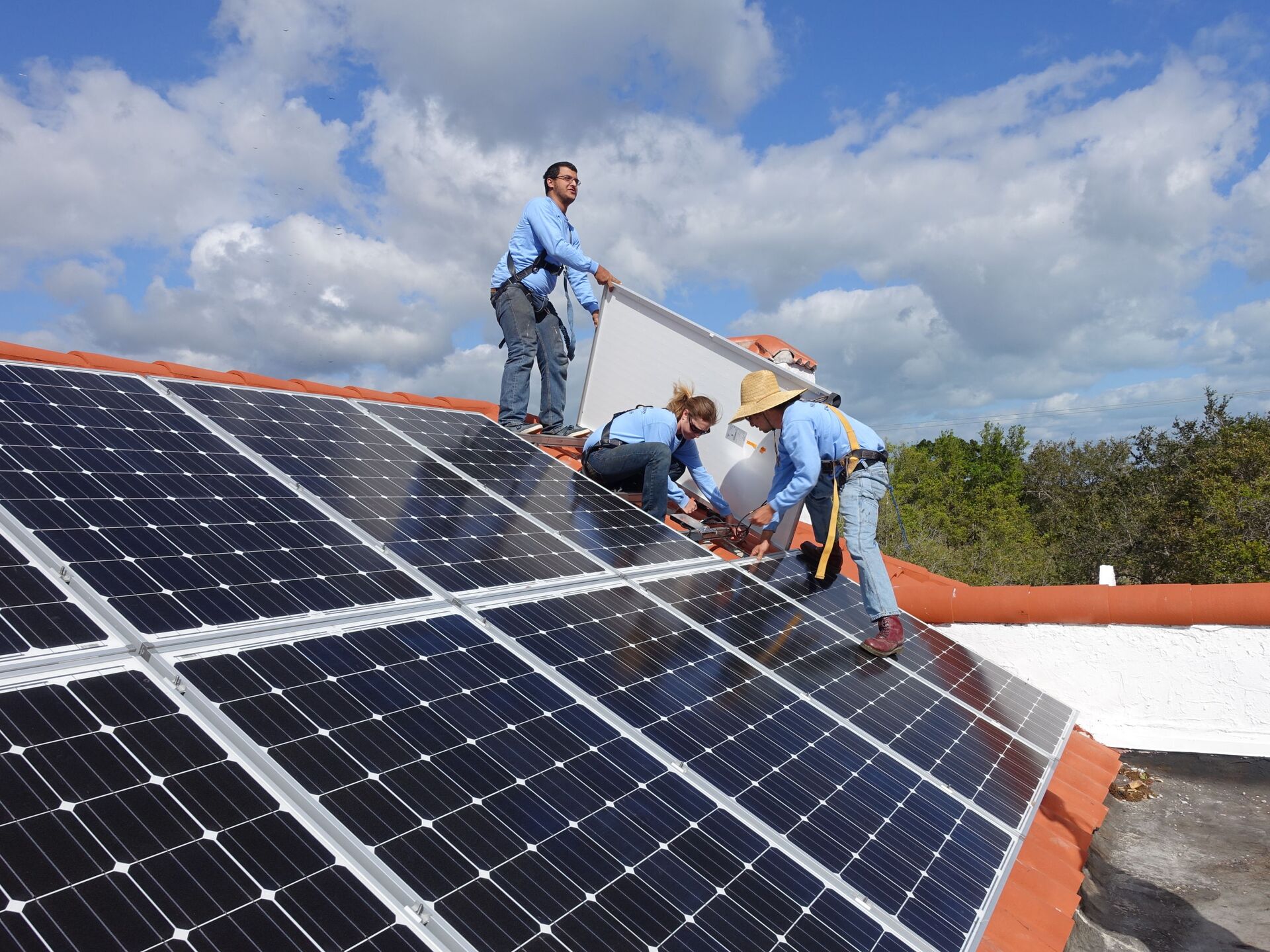 Работа в солнечном. Solar Panel System. Солнечные панели Италия. Нестандартные солнечные панели. Солнечная панель инновационная.