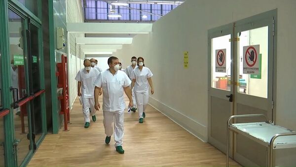 Как медики из России лечат зараженных коронавирусом в полевом госпитале в Италии - Sputnik Латвия
