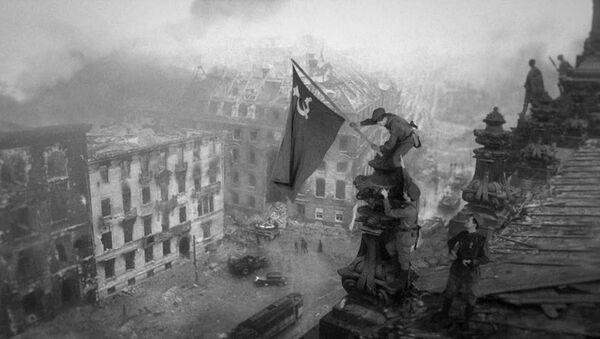 Знамя Победы над Рейхстагом: RT воссоздал момент исторического снимка - YouTube - Sputnik Латвия