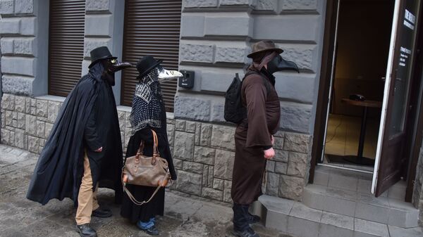 Люди в костюмах чумных докторов на улице Львова, Украина - Sputnik Латвия