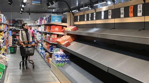 Пустые полки в супермаркете в Мадриде - Sputnik Латвия