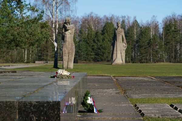 Карантин - не помеха: в Латвии почтили память узников нацистских концлагерей Карантин - не помеха: в Латвии почтили память узников нацистских концлагерей - Sputnik Латвия