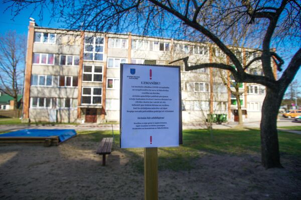 Тайна чумного барака в Латвии: под Ригой на карантин закрыли целый жилой дом Тайна чумного барака в Латвии: под Ригой на карантин закрыли целый жилой дом - Sputnik Латвия