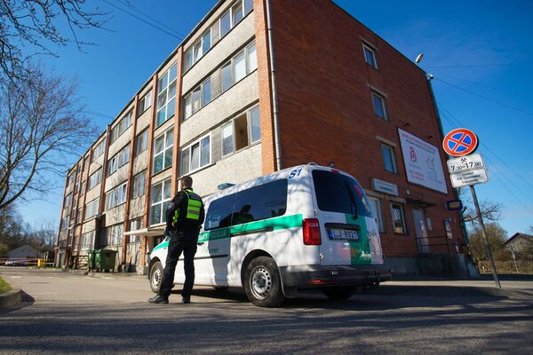 Тайна чумного барака в Латвии: под Ригой на карантин закрыли целый жилой дом Тайна чумного барака в Латвии: под Ригой на карантин закрыли целый жилой дом - Sputnik Латвия