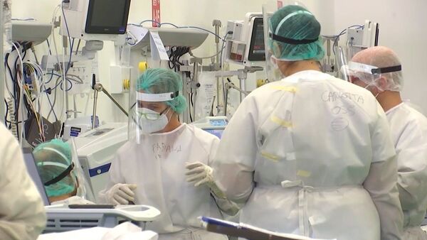 Российские врачи лечат итальянцев в Бергамо: пациенты выздоравливают - YouTube - Sputnik Латвия