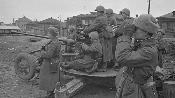 Зенитный расчет сил Красной армии на улицах Тулы, 1941 год - Sputnik Latvija