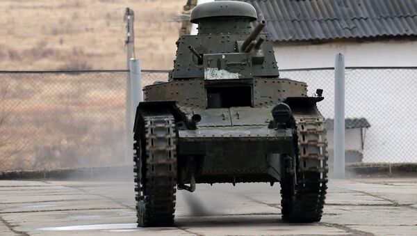 Первый советский танк готовят к Параду Победы - YouTube - Sputnik Латвия