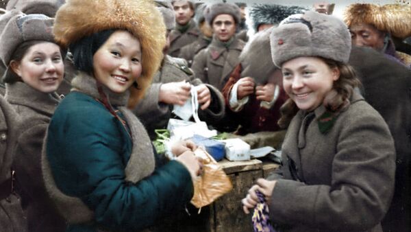 Вручение подарков воинам 11-й армии СЗФ членами монгольской делегации, 1942 год. - Sputnik Латвия