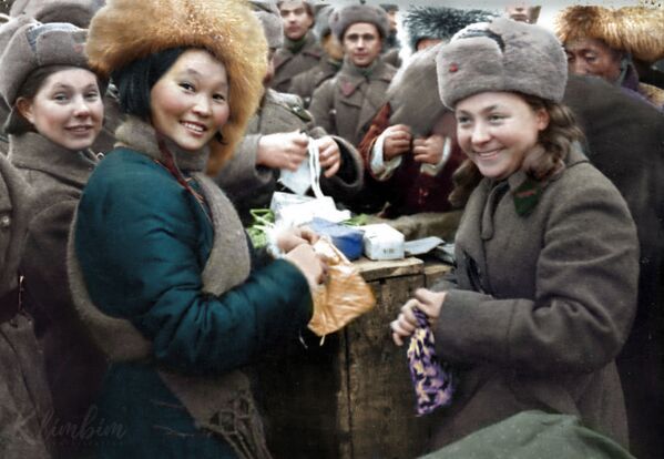 Вручение подарков воинам 11-й армии СЗФ членами монгольской делегации, 1942 год. Вручение подарков воинам 11-й армии СЗФ членами монгольской делегации, 1942 год. - Sputnik Латвия