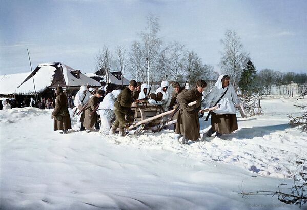 Однополчане, запрягшись в сани, везут раненых в медпункт, 1942 год. Однополчане, запрягшись в сани, везут раненых в медпункт, 1942 год. - Sputnik Латвия
