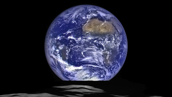 Вид Земли с орбиты Луны - Sputnik Латвия