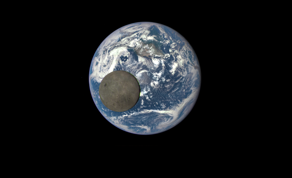 Уникальный снимок Луны на фоне Земли, сделанный с помощью космического аппарата Deep Space Climate Observatory - Sputnik Латвия