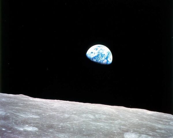 Первая фотография Земли с окололунной орбиты, сделанная 24 декабря 1968 года в ходе миссии Apollo 8 - Sputnik Латвия