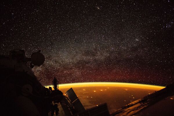 Собственное свечение атмосферы Земли, снятое астронавтом с борта МКС  - Sputnik Латвия