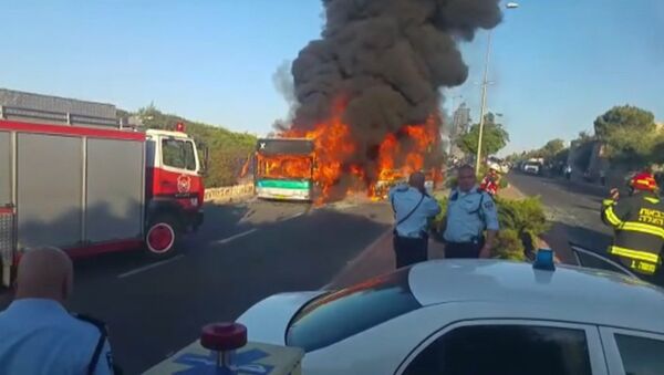 Пожарные тушили загоревшийся после взрыва бомбы автобус в Иерусалиме - Sputnik Латвия