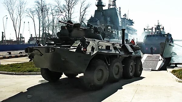 Как погрузить танк на карабль? Смотрите видеоинструкцию от Балтфлота РФ - Sputnik Латвия