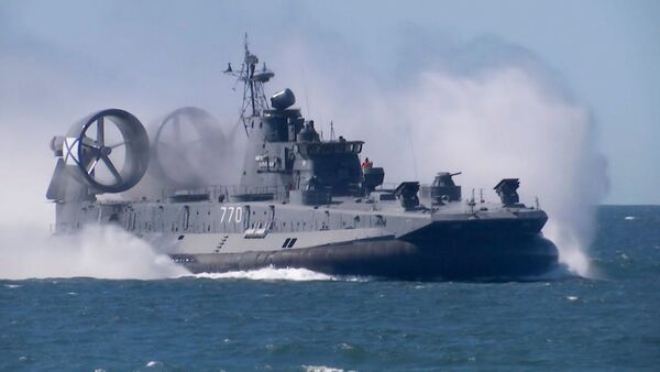 Морской десант высаживается на побережье: впечатляющее видео маневров Балтийского флота - Sputnik Latvija