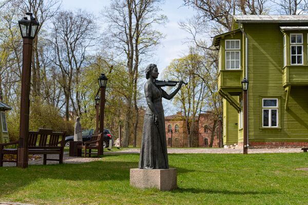 Скульптура скрипачки в Кулдиге. - Sputnik Латвия