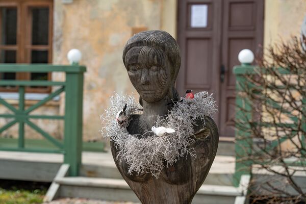 Деревянная статуя у закрытого ресторана у водопада. - Sputnik Латвия