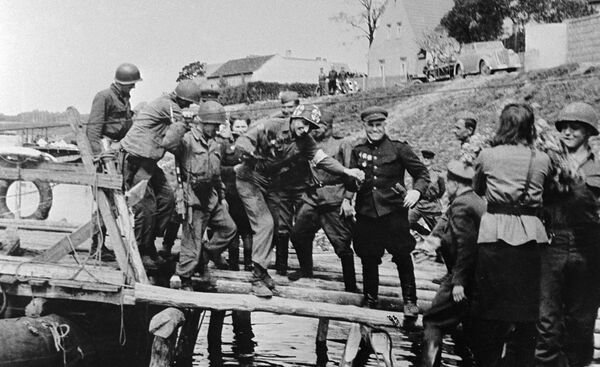 Karsta tikšanās pirms aukstā kara: kas notika Elbas krastā 1945.gadā Karsta tikšanās pirms aukstā kara: kas notika Elbas krastā 1945.gadā - Sputnik Latvija