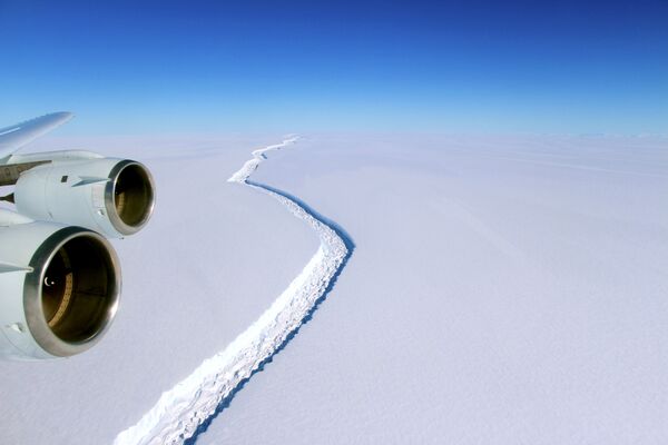 Вид на трещину на шельфовом леднике Ларсена - Sputnik Латвия