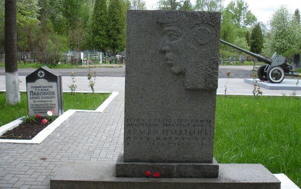 Памятник на могиле Поля Армана на Новооктябрьском кладбище в Волхове - Sputnik Латвия