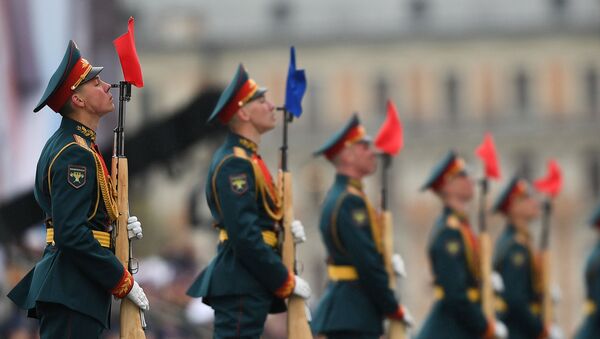 Военнослужащие президентского полка на военном параде на Красной площади в Москве - Sputnik Latvija