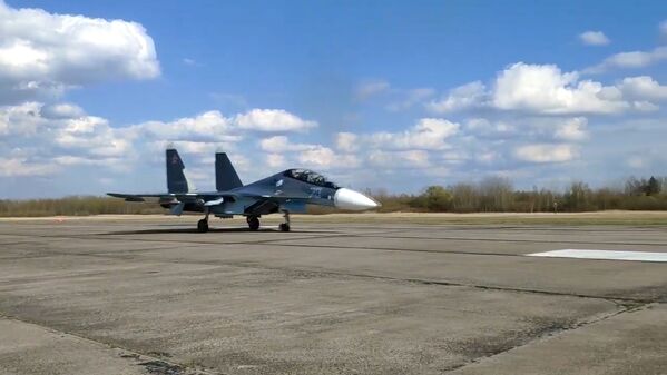 Многоцелевой истребитель Су-30СМ Балтийского флота во время плановой тренировки по нанесению авиаударов по надводным целям в Балтийском море. Многоцелевой истребитель Су-30СМ Балтийского флота во время плановой тренировки по нанесению авиаударов по надводным целям в Балтийском море. - Sputnik Латвия