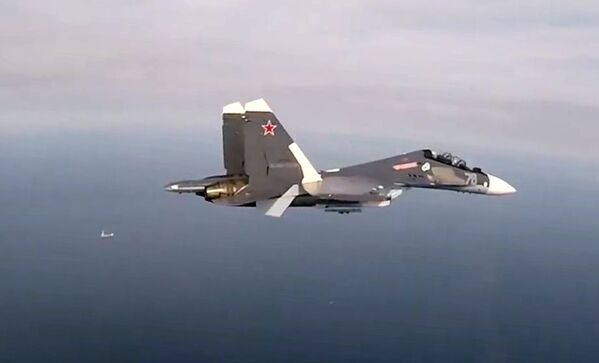 Многоцелевой истребитель Су-30СМ Балтийского флота во время плановой тренировки по нанесению авиаударов по надводным целям в Балтийском море - Sputnik Латвия