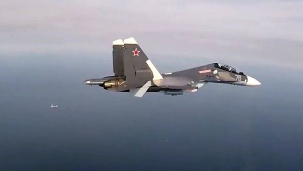 Многоцелевой истребитель Су-30СМ Балтийского флота во время плановой тренировки по нанесению авиаударов по надводным целям в Балтийском море - Sputnik Latvija