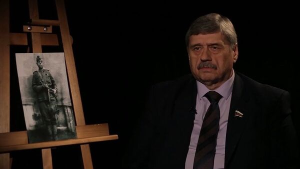 Мальчишки 18 лет защищали Родину: сенатор Козлов рассказал об освобождавшем Европу отце - Sputnik Латвия