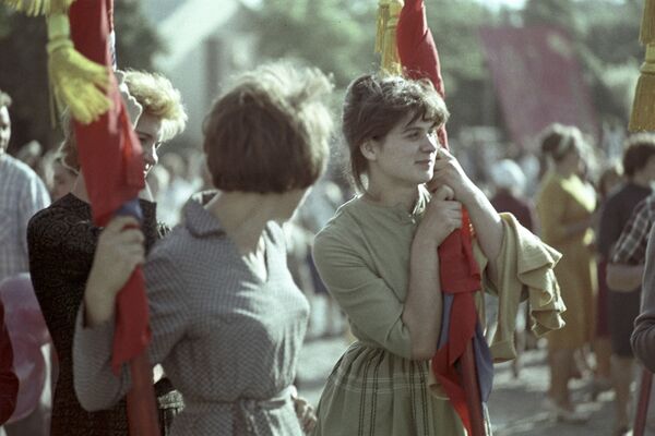 Работницы Тираспольской швейной фабрики имени 40-летия ВЛКСМ на праздновании 1 мая, 1964 год Работницы Тираспольской швейной фабрики имени 40-летия ВЛКСМ на праздновании 1 мая, 1964 год - Sputnik Латвия