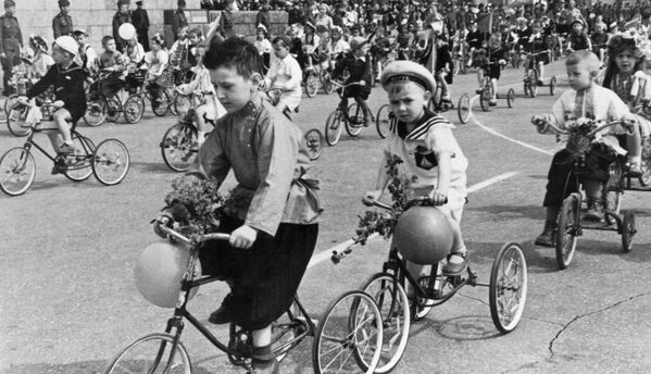 Дети на велосипедах во время первомайской демонстрации в Сталинграде, 1946 год - Sputnik Латвия