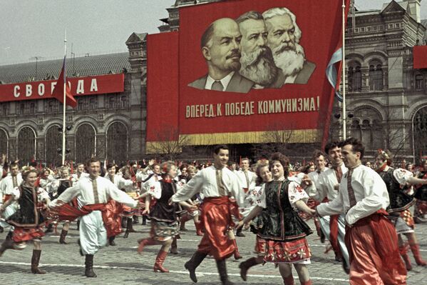 Выступление участников художественной самодеятельности на Красной площади во время празднования Дня международной солидарности трудящихся, 1964 год - Sputnik Латвия
