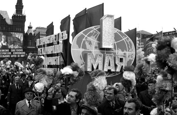 Демонстрация трудящихся на Красной площади в Москве 1 Мая 1982 года - Sputnik Латвия