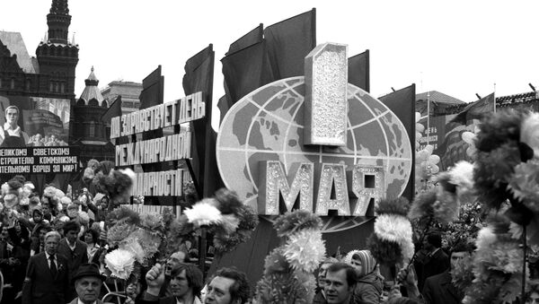 Демонстрация трудящихся на Красной площади в Москве 1 Мая 1982 года - Sputnik Латвия