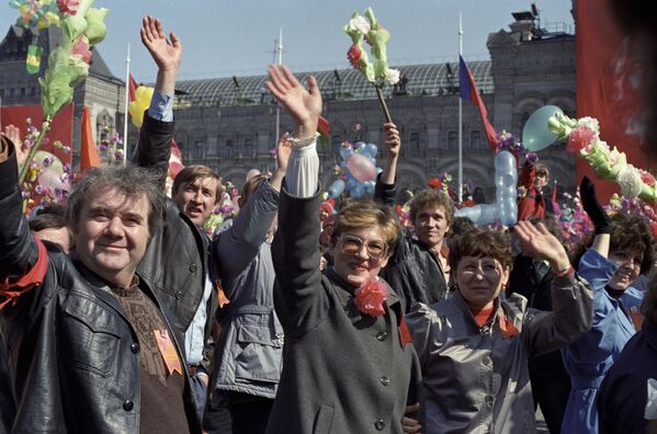 Первомайская демонстрация трудящихся на Красной площади в Москве, 1988 год - Sputnik Латвия