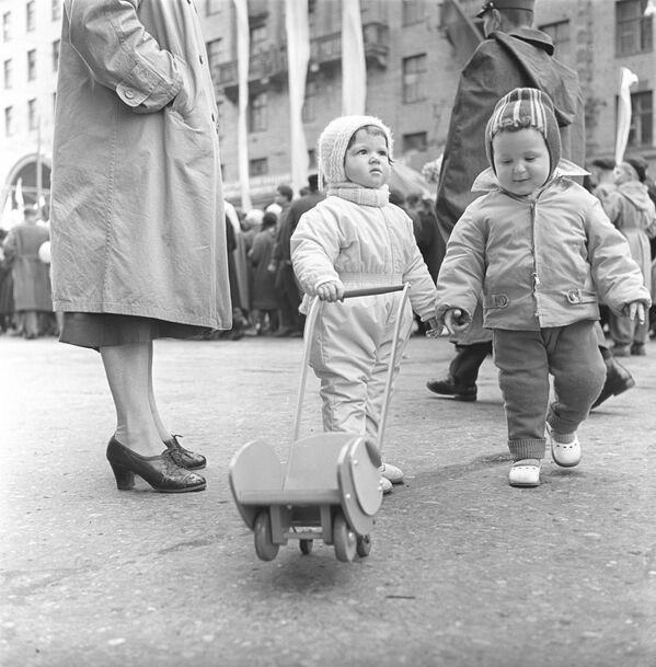 Маленькие москвичи на прогулке, 1968 год - Sputnik Латвия
