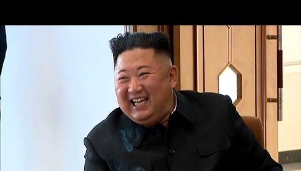 Они все без масок! В КНДР показали уникальные кадры с Ким Чен Ыном - Sputnik Латвия