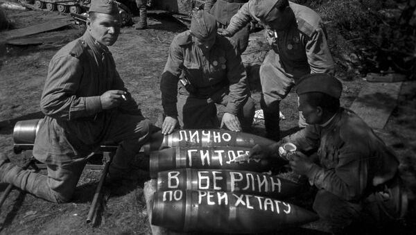Советские артиллеристы готовятся к штурму Берлина, 1945 год - Sputnik Latvija