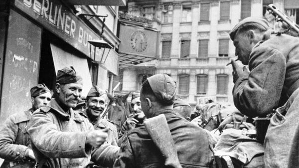 Padomju karavīri atbrīvotāji Berlīnē, 1945. gads - Sputnik Latvija