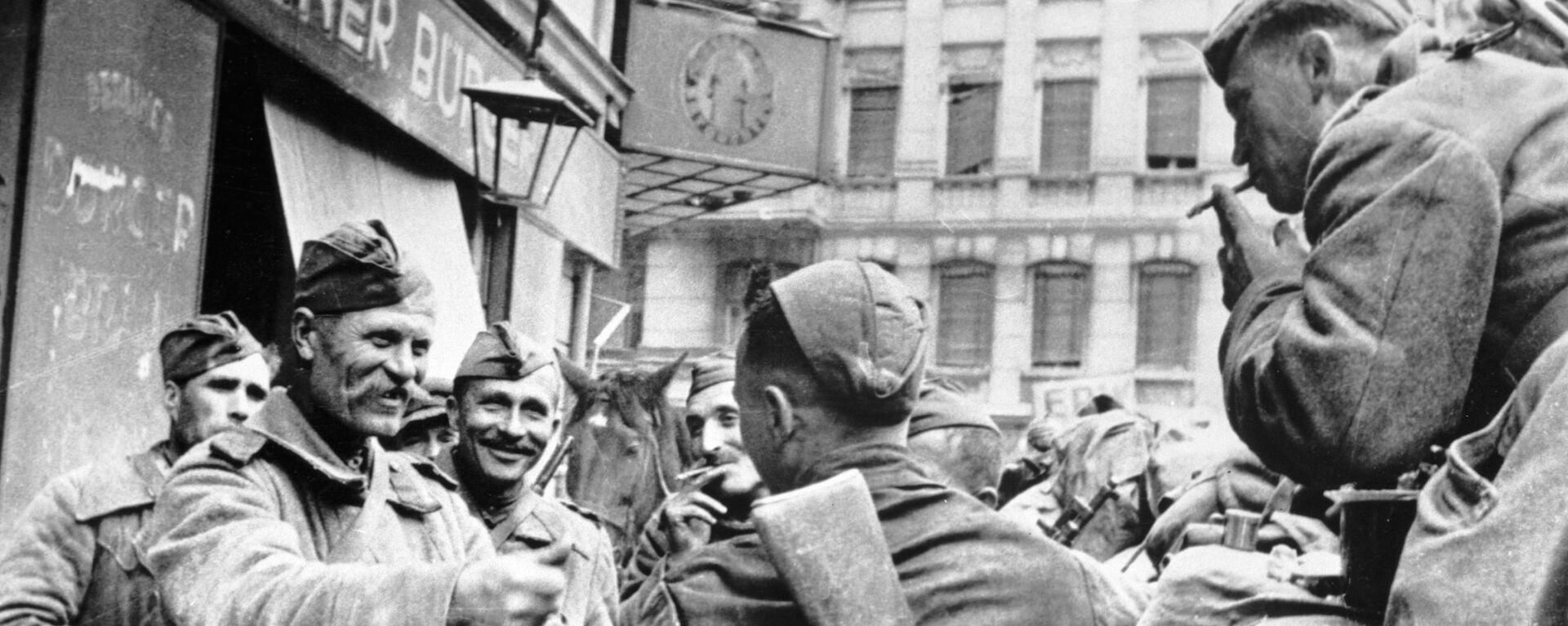 Padomju karavīri atbrīvotāji Berlīnē, 1945. gads - Sputnik Latvija, 1920, 16.02.2022